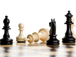Шахматные фигуры, белый король упал - такого не будет в онлайн игре