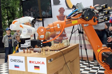 Матч шахматных роботов - KUKA Monstr (Германия) - CHESSka (Россия)