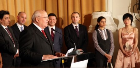 Михаил Горбачев поздравил Хоу Ифань с титулом чемпионки мира по шахматам